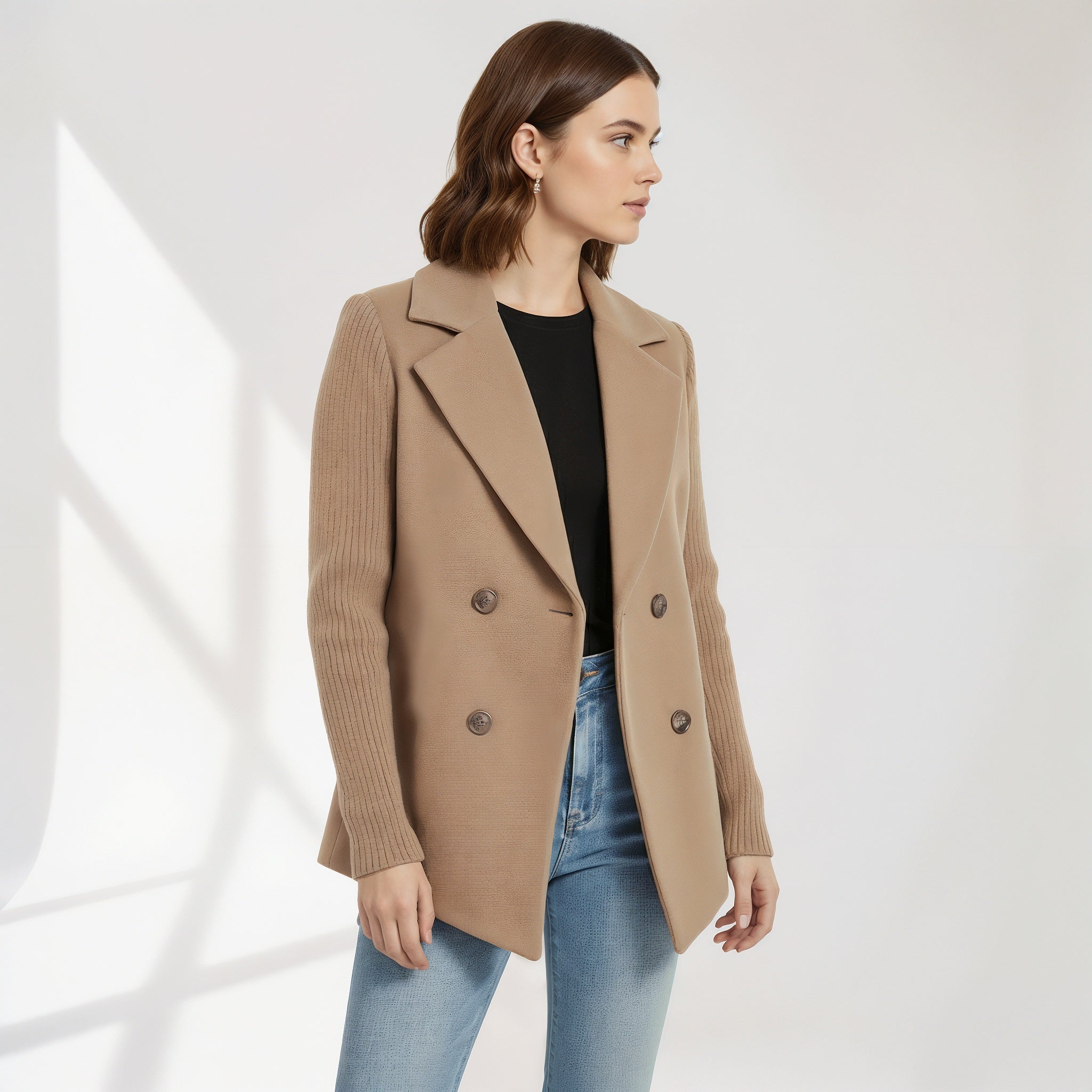 Blazer casual marron Danoir Paris pour femme, coupe élégante, en tissu léger, porté sur un mannequin.