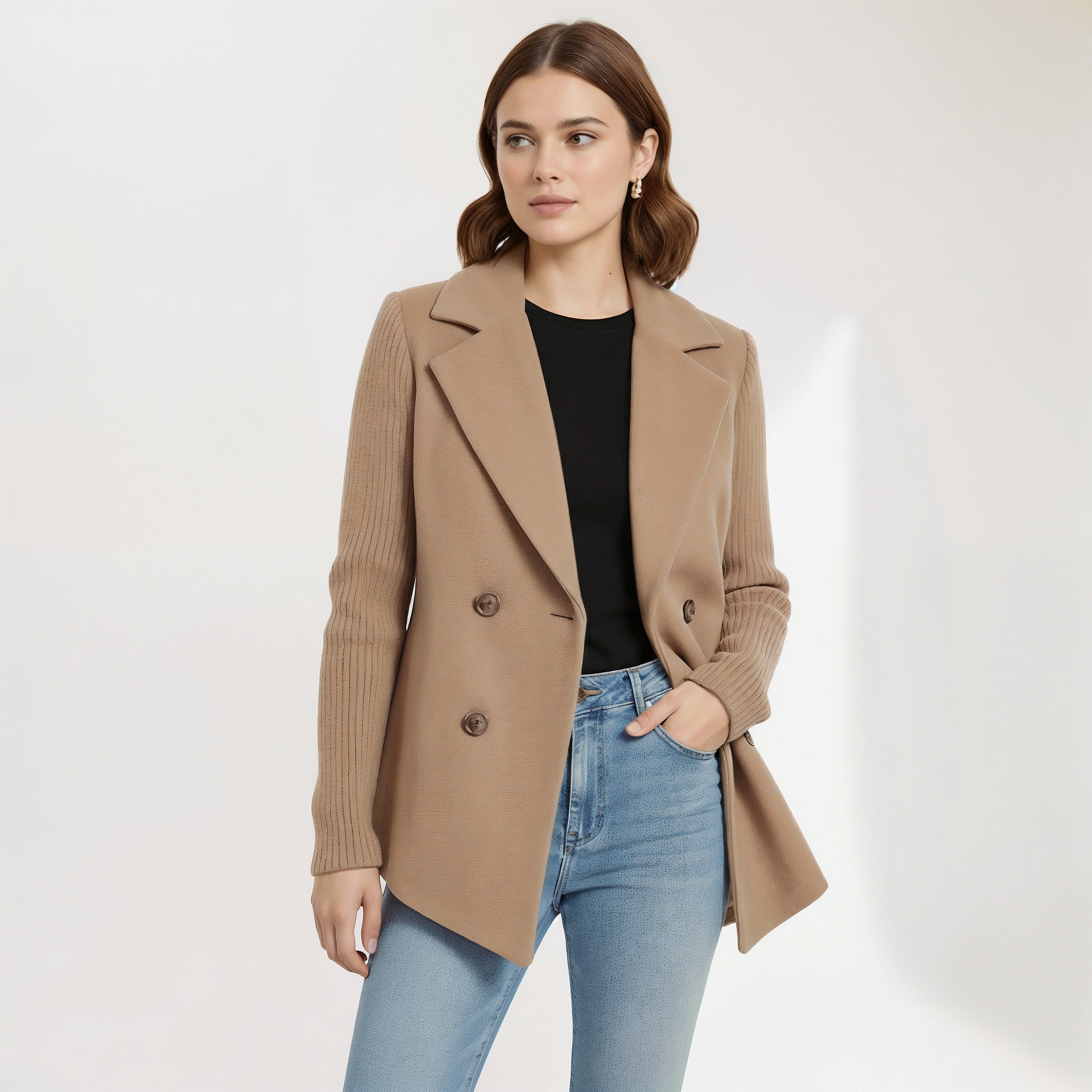 Blazer casual marron Danoir Paris, coupe élégante, en tissu léger, porté ouvert pour un look décontracté.