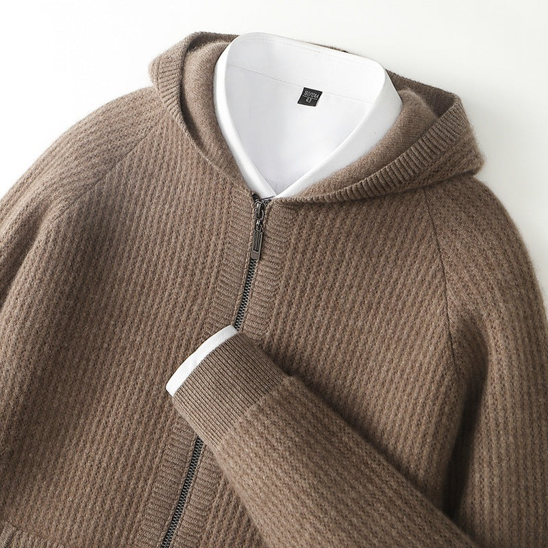 Hoodie en cachemire de luxe Danoir Paris, couleur camel, doux et élégant, porté sur un mannequin.