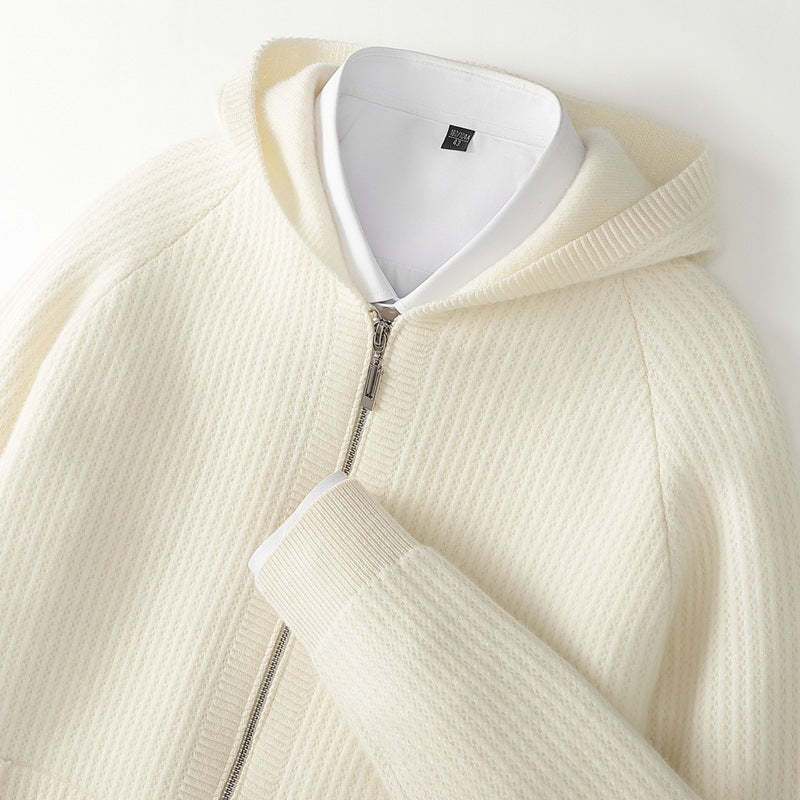 Sweat à capuche en cachemire luxe Danoir Paris de couleur camel, douceur et élégance visible sur le vêtement.