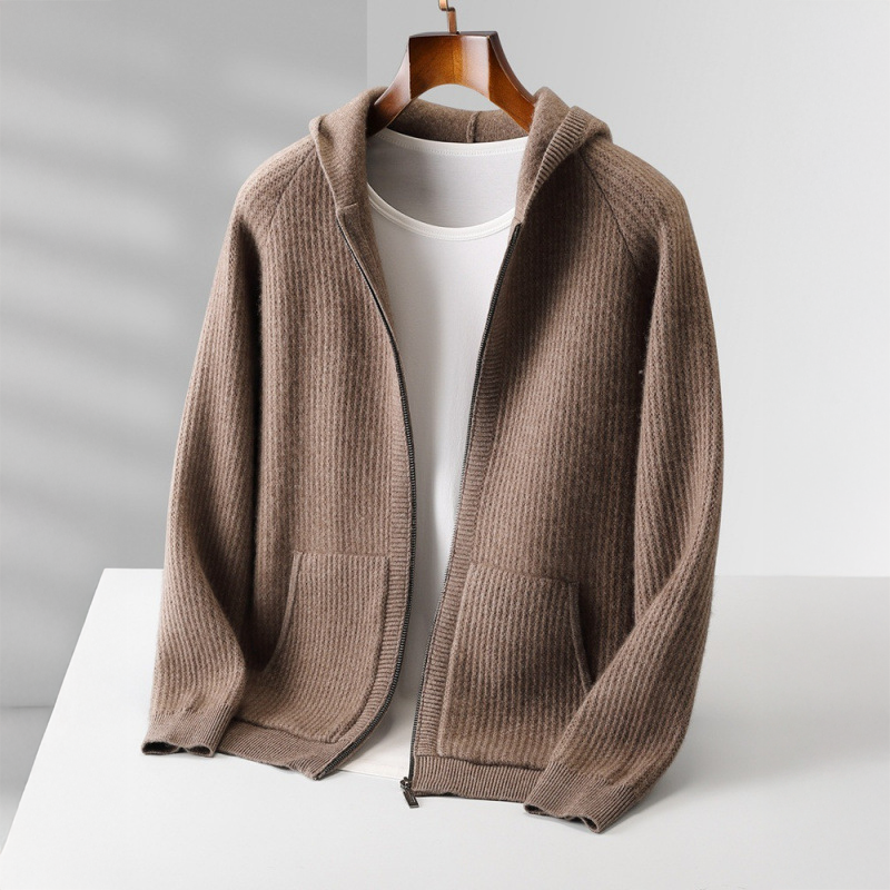 Hoodie en cachemire Danoir Paris Robin, coupe décontractée, couleur camel, tissu doux et luxueux, visible sur mannequin.