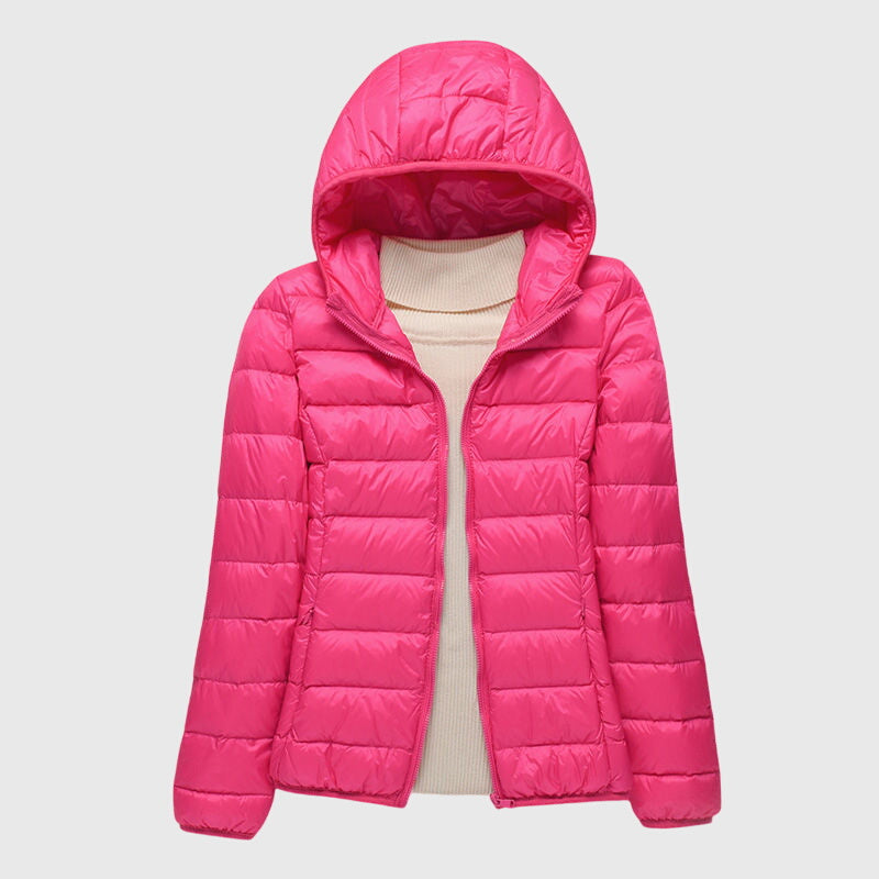 Veste matelassée ultra-légère Lily™ de Danoir Paris avec capuche bleue foncée, vue de face.