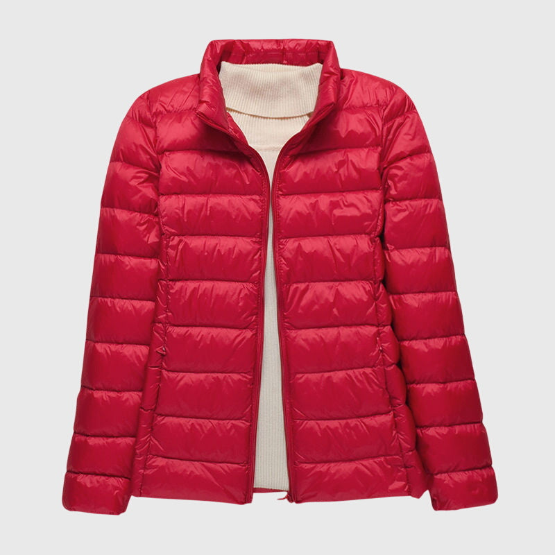 Veste matelassée ultra-légère Lily™ de Danoir Paris, avec capuche en bleu foncé, légère et confortable.