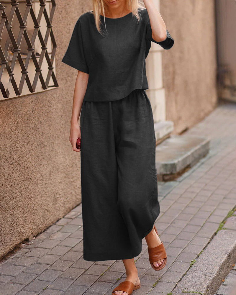 Ensemble lounge deux pièces Lara de Danoir Paris en tissu caramel, confortable et élégant, porté par une modèle.
