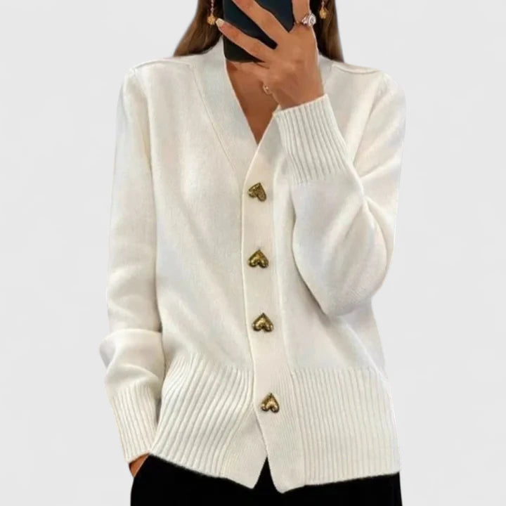 Cardigan élégant Lillyanne de Danoir Paris en rose, détail de la texture et coupe raffinée, porté sur un fond neutre.