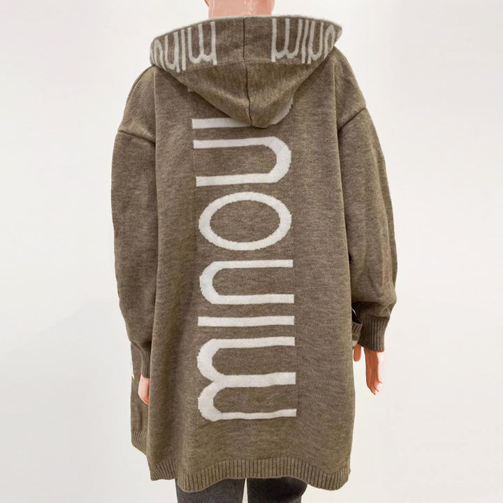 Cardigan Danoir Paris Milou chic et confortable en marron, doux et élégant, porté sur un mannequin, vue de face.