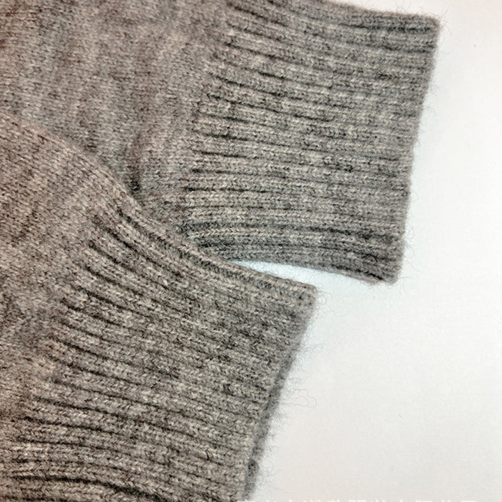 Cardigan chic et confortable Milou de Danoir Paris, en marron, porté avec des détails en tissu doux et élégant.