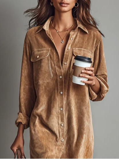 Robe casual élégante Danoir Paris Elena en tissu camel, coupe fluide et confortable, parfaite pour un style chic décontracté.