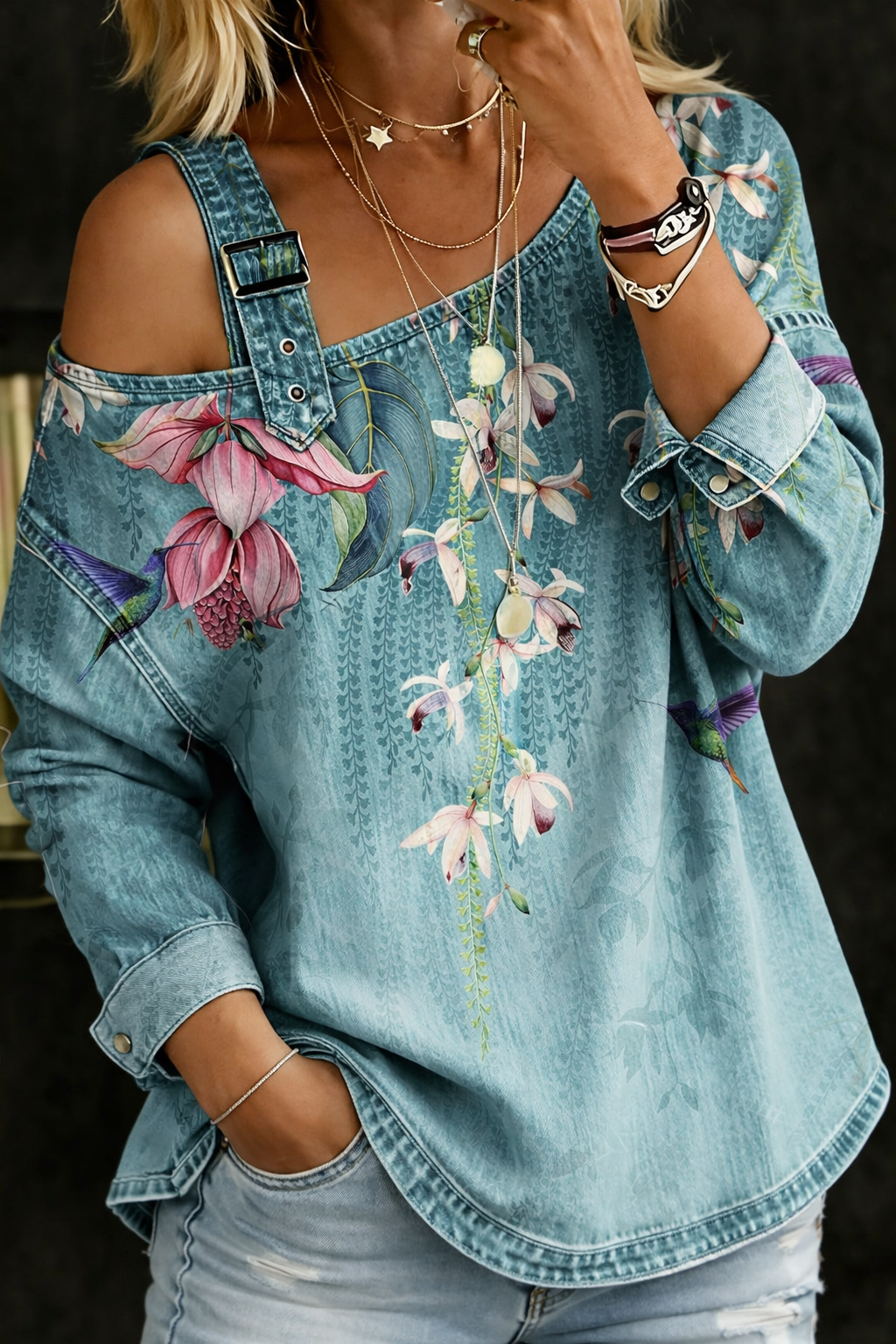 Décolleté en jean Danielle de Danoir Paris, détail du tissu en denim bleu et style tendance.