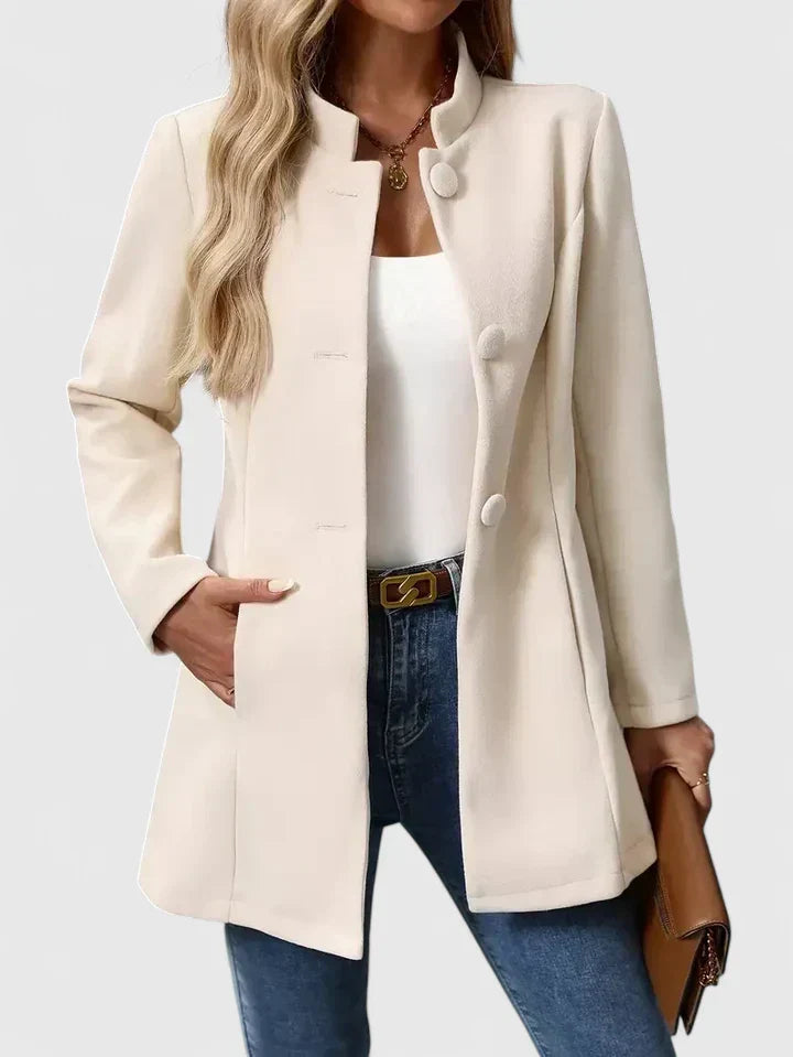 Veste élégante Carmelyssa de Danoir Paris en crème, tissu chic avec détails sophistiqués, vue de face sur mannequin.