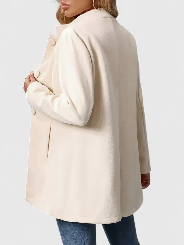 Veste élégante Carmelyssa de Danoir Paris en crème, détails sophistiqués, tissu chic pour femme, vue de face.