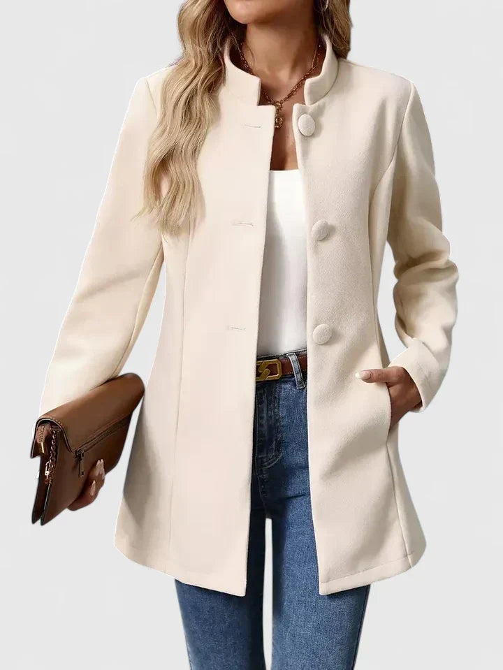 Veste élégante Carmelyssa en crème de Danoir Paris, coupe raffinée et tissu chic, pour un look sophistiqué.