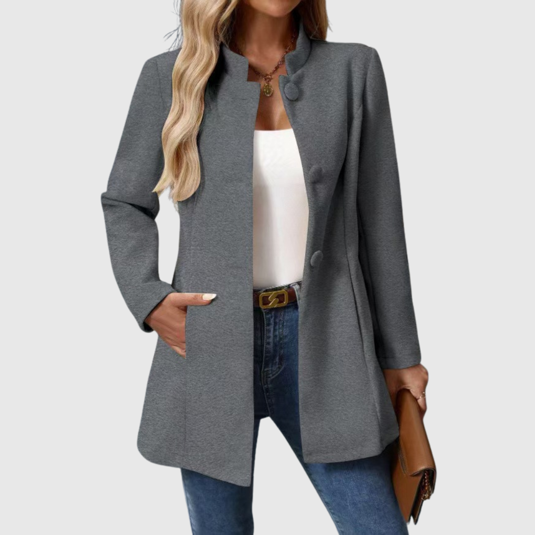 Veste élégante Carmelyssa de Danoir Paris en crème, vue de face, avec détails sophistiqués et coupe moderne.