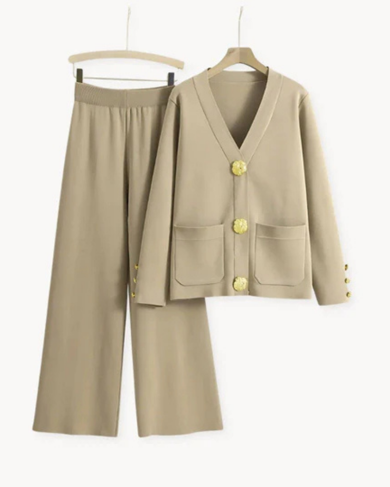 Ensemble tricot crème Celeste de Danoir Paris, costume élégant avec pull et pantalon, porté sur un mannequin.