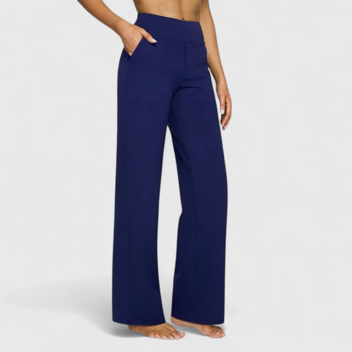 Pantalons sophistiqués Hilary de Danoir Paris en tissu crème, vue en détail, style élégant et moderne.