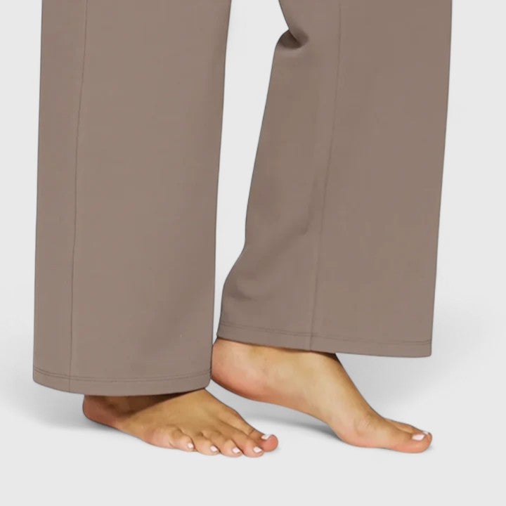 Pantalons sophistiqués Hilary de Danoir Paris en tissu crème, élégants et confortables pour un style chic.