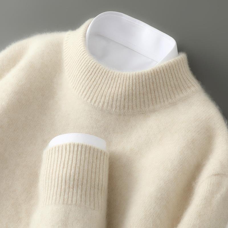 Pull en cachemire Danoir Paris crème, coupe élégante, porté sur mannequin, détail du tissu doux et raffiné.