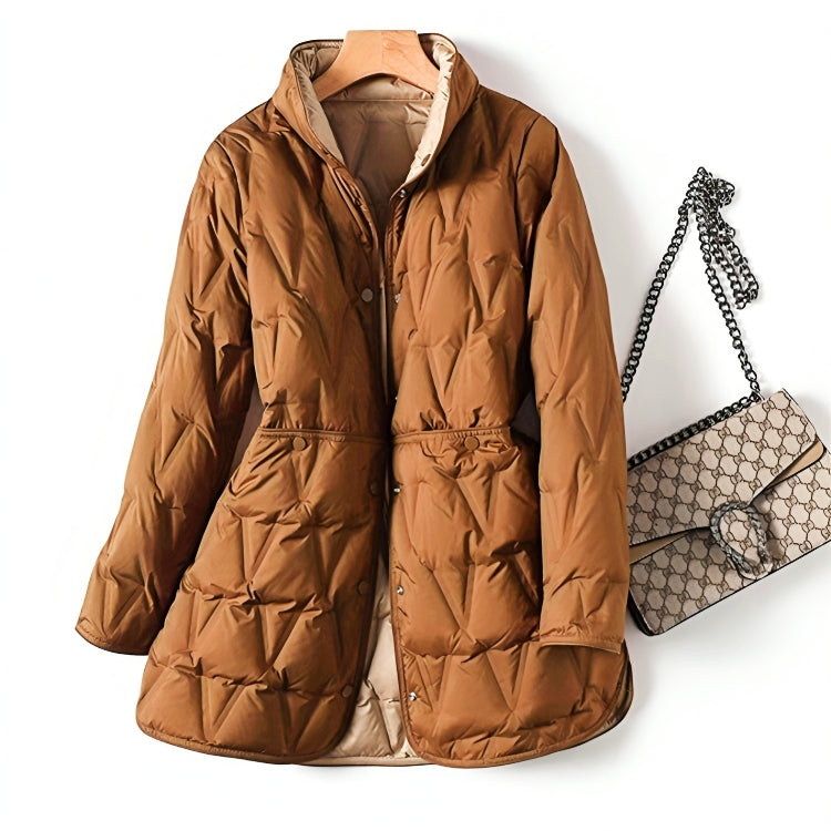 Manteau chic et chaud Justine de Danoir Paris en tissu cuivre, porté sur un mannequin, style élégant et confortable.