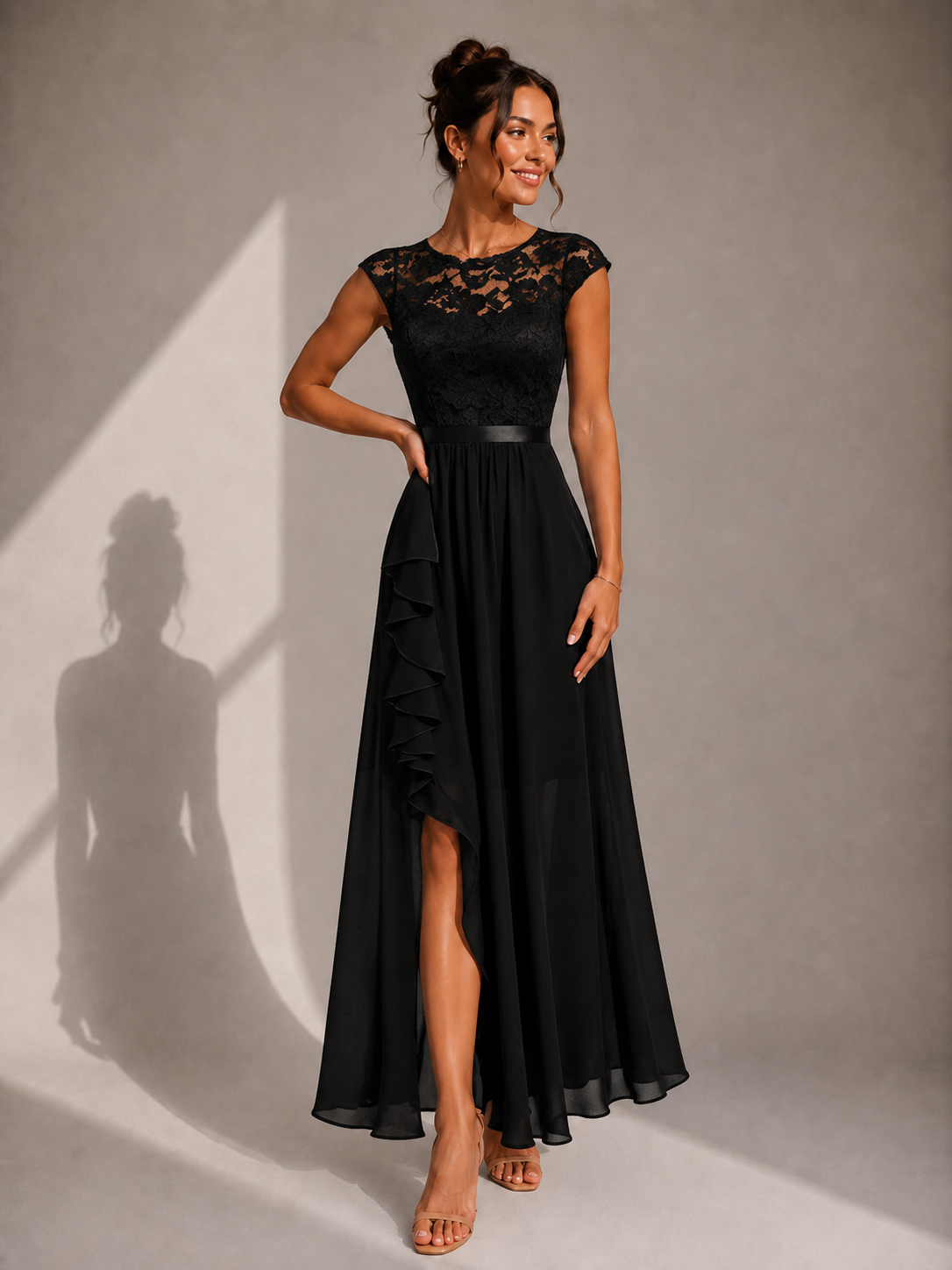 Robe longue noire Danoir Paris Justyna, maxi robe élégante en tissu fluide, portée avec manches longues et décolleté subtil.