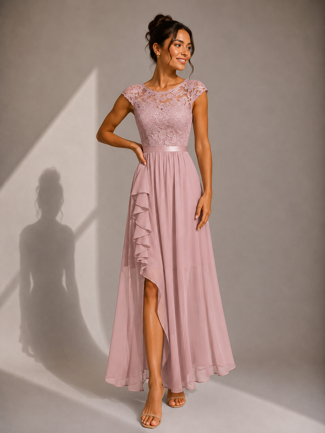 Robe maxi noire JUSTYNA de Danoir Paris, détail élégant et tissu fluide, portée pour une allure sophistiquée.