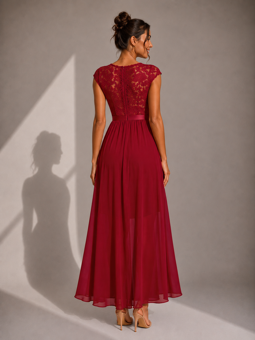 Robe longue noire JUSTYNA de Danoir Paris, maxi robe élégante avec détails modernes, portée en soirée ou occasion spéciale.