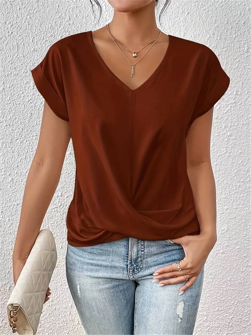 T-shirt femme noir Danoir Paris, en coton confortable, porté, vue de face, style décontracté et élégant.
