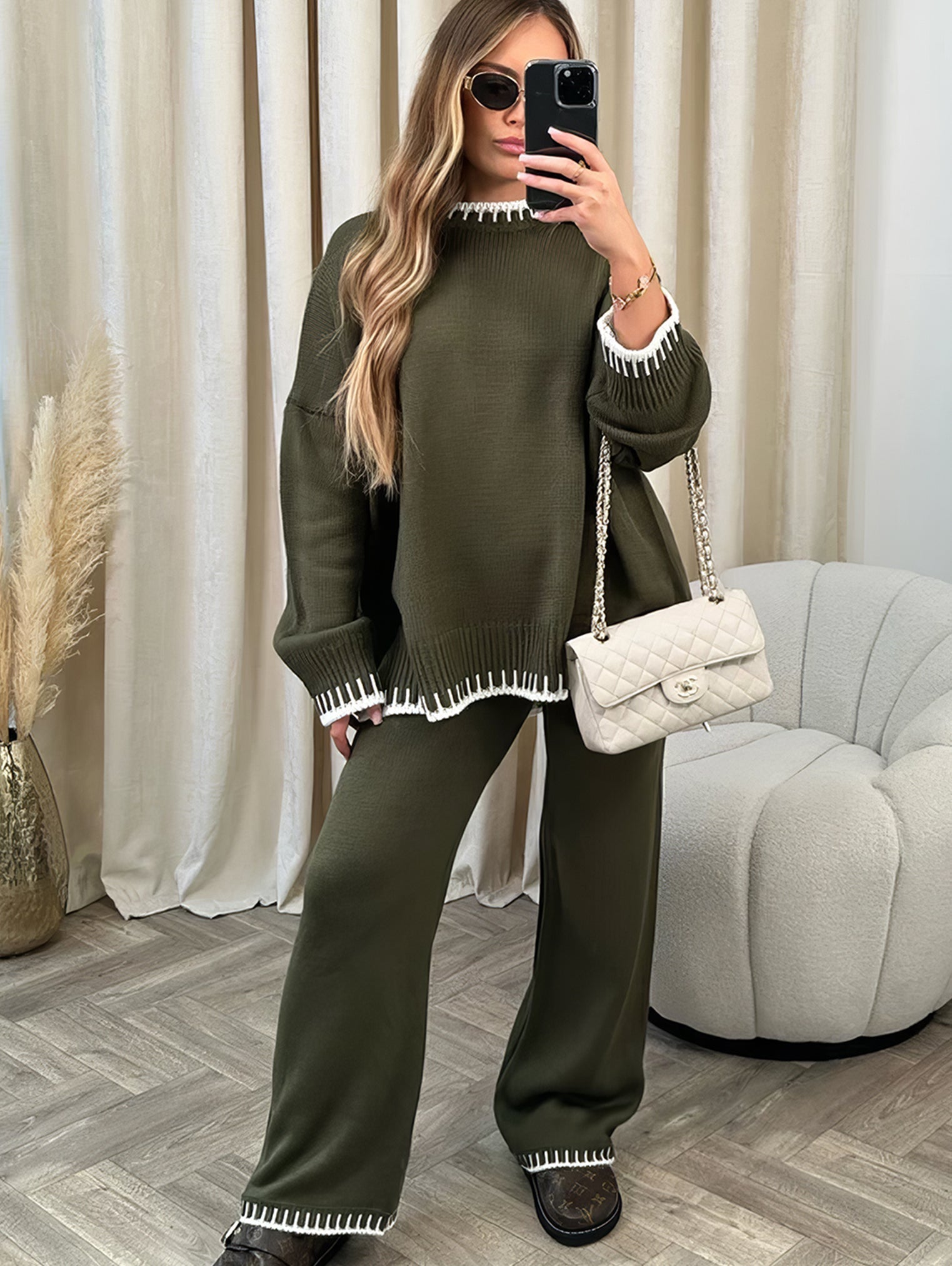Ensemble hiver beige pour femmes Anaïs de Danoir Paris, look chic et confortable, vêtement chaud et élégant.