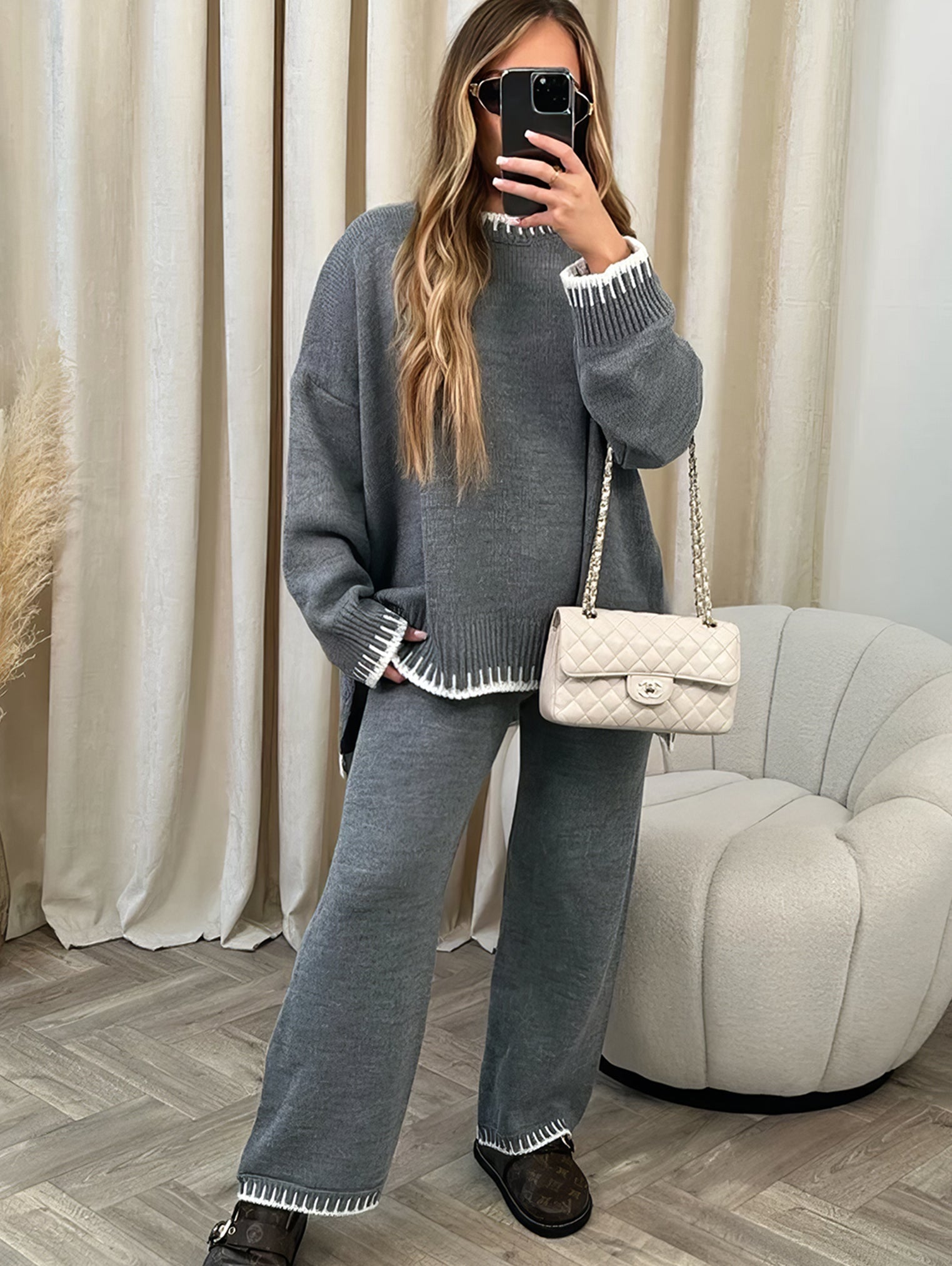 Ensemble femme beige Anaïs de Danoir Paris, vêtement d'hiver chic et confortable, avec veste et pantalon assortis.