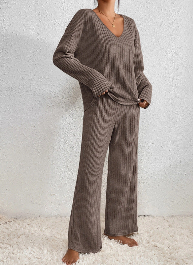 Ensemble décontracté beige pour femmes Inès de Danoir Paris, vêtements confortables et élégants, porté de profil.