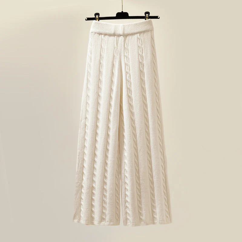Ensemble tricoté blanc Gabby pour femme de Danoir Paris, vêtement douillet et confortable, porté sur un mannequin.