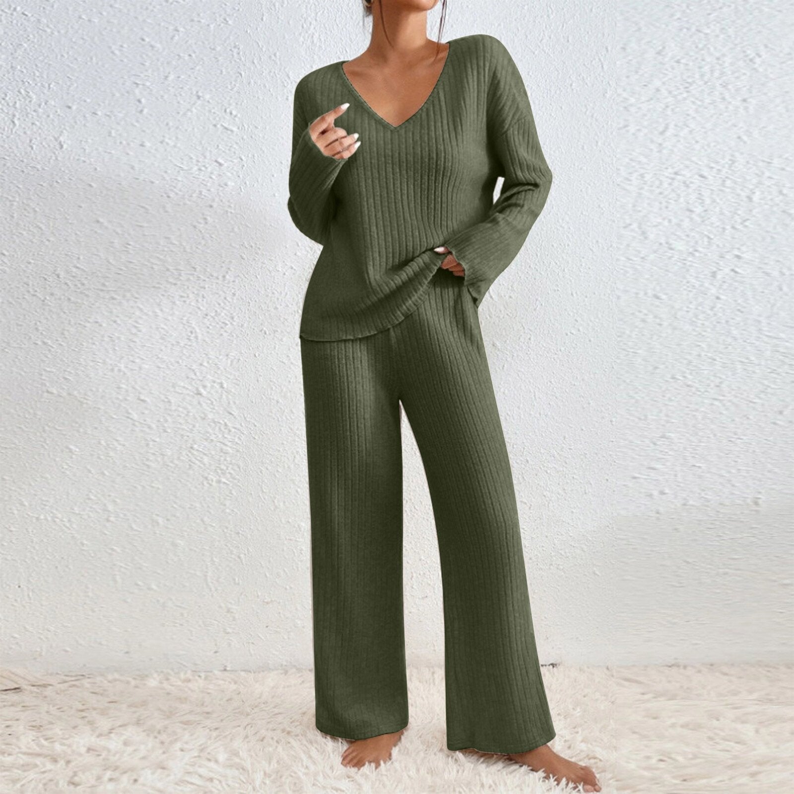 Ensemble tricoté décontracté Émilie pour femme de Danoir Paris, veste et pantalon en vert, look confortable et élégant.