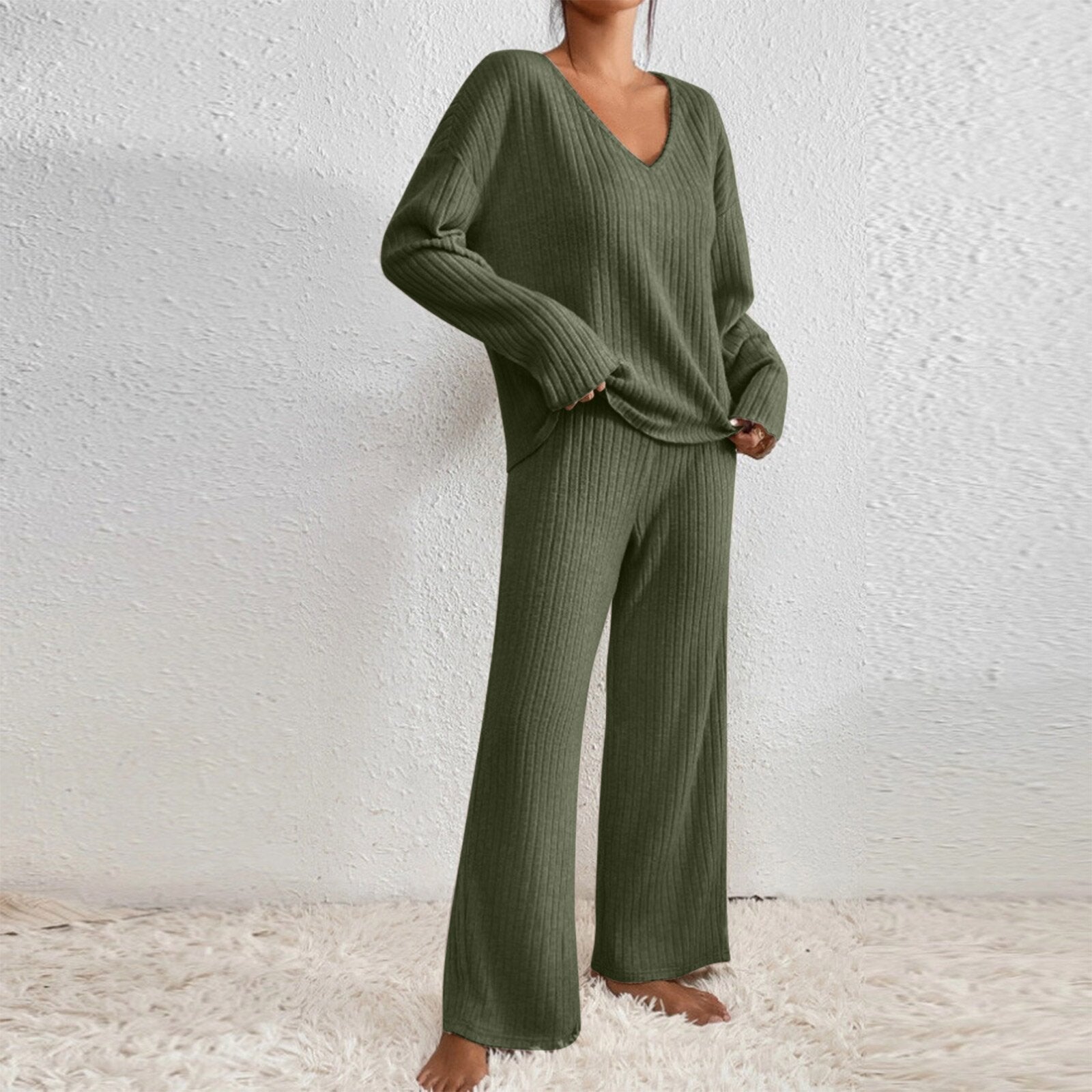 Ensemble décontracté Émilie de Danoir Paris, ensemble tricoté vert pour femmes, vue de face avec détails du tissu.