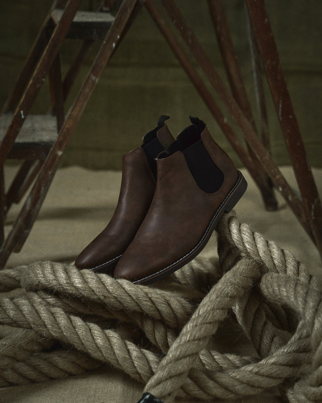 Bottes Chelsea Danoir Paris™ en cuir marron foncé, pointure 40, avec semelle en caoutchouc et design élégant.