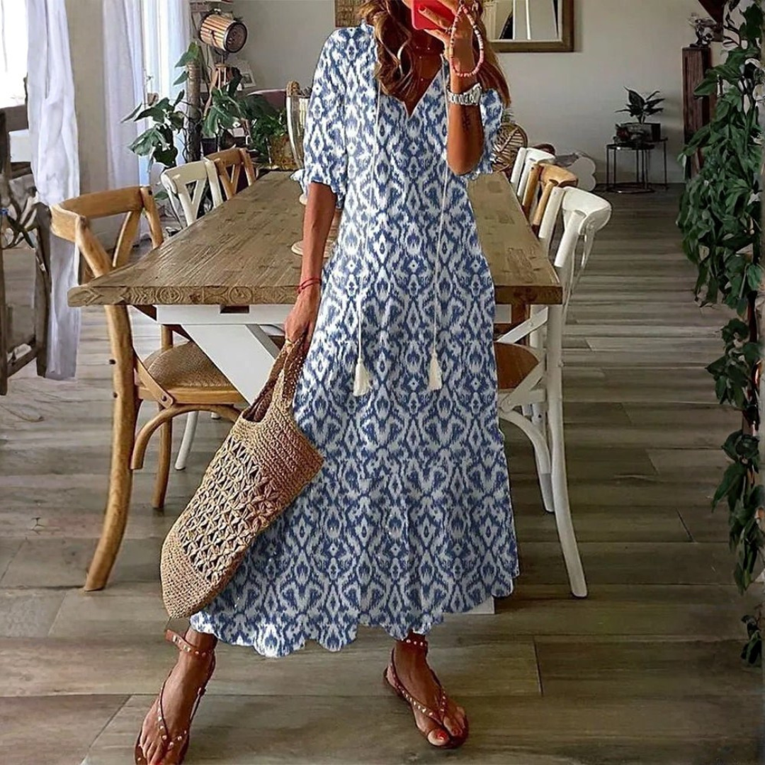 Robe midi boho Danoir Paris Luna en tissu léger bleu, style décontracté et sans effort, portée avec accessoires.
