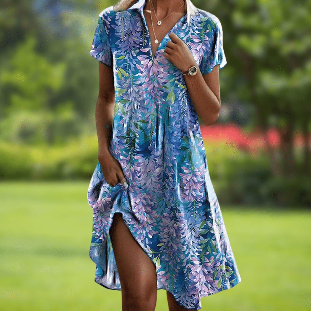 Robe élégante Firi de Danoir Paris, bleu clair, coupe chic, vêtement féminin de style sophistiqué, porté par une mannequin.