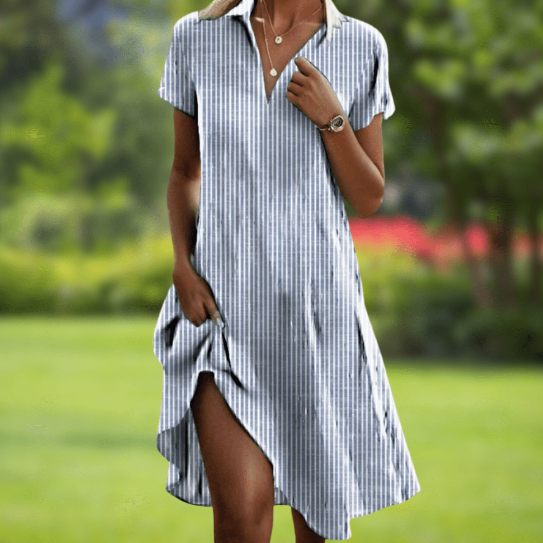 Robe élégante Firi de Danoir Paris en bleu clair, style chic, coupe fluide, portée décontractée ou pour une occasion spéciale.