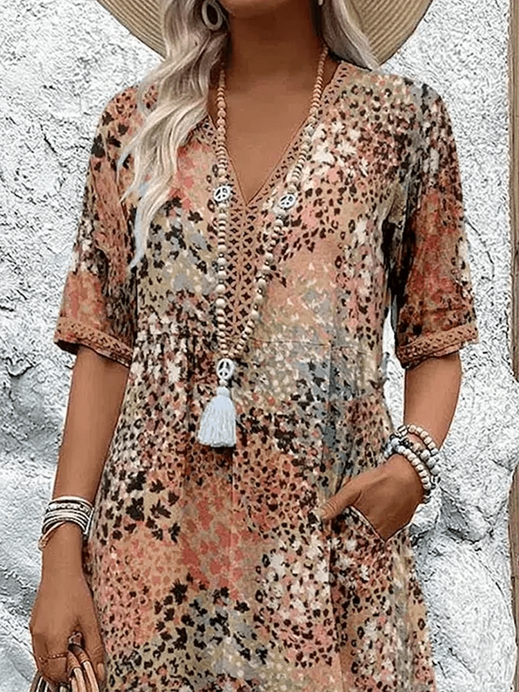 Robe d'été Skyler Danoir Paris en tissu léger avec motif Ocean Breeze, couleur rouge scarlet, portée sur un mannequin.