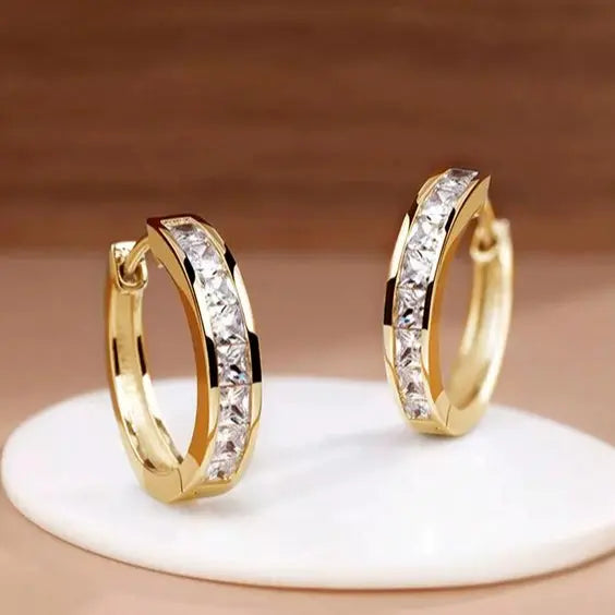 Boucles d'oreilles chic en or et cristal de Danoir Paris, élégantes et brillantes avec détails raffinés.