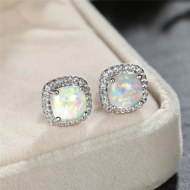 Boucles d'oreilles en argent avec opale de feu blanche ronde, élégantes et raffinées, de la marque Danoir Paris.