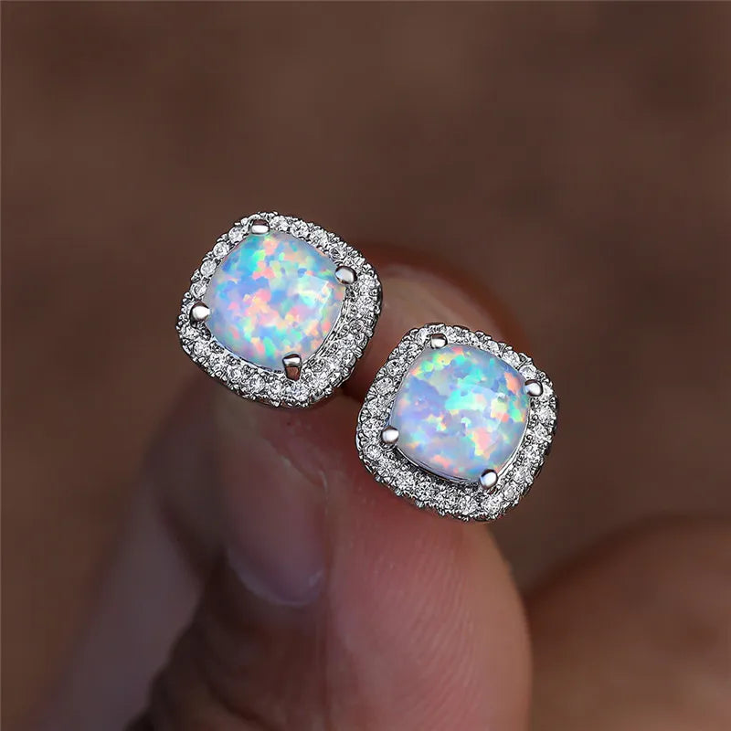 Boucles d'oreilles en argent avec opale de feu blanche ronde, élégantes et raffinées, de la marque Danoir Paris.