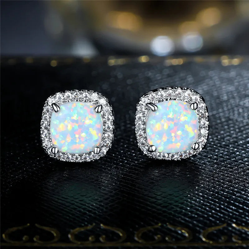Boucles d'oreilles en argent avec opale de feu blanche ronde de Danoir Paris, élégantes et sophistiquées.