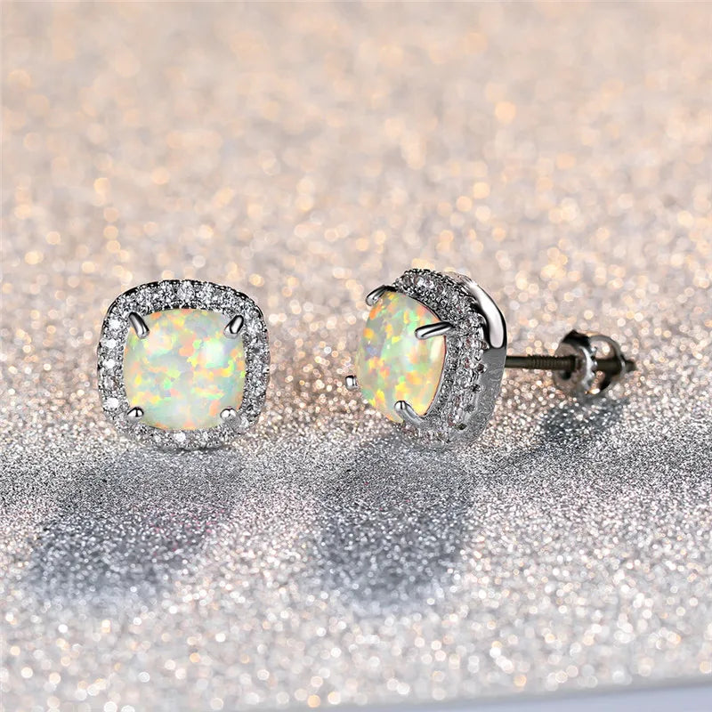 Boucles d'oreilles en argent avec opale de feu blanche ronde, élégantes et raffinées, de la marque Danoir Paris.