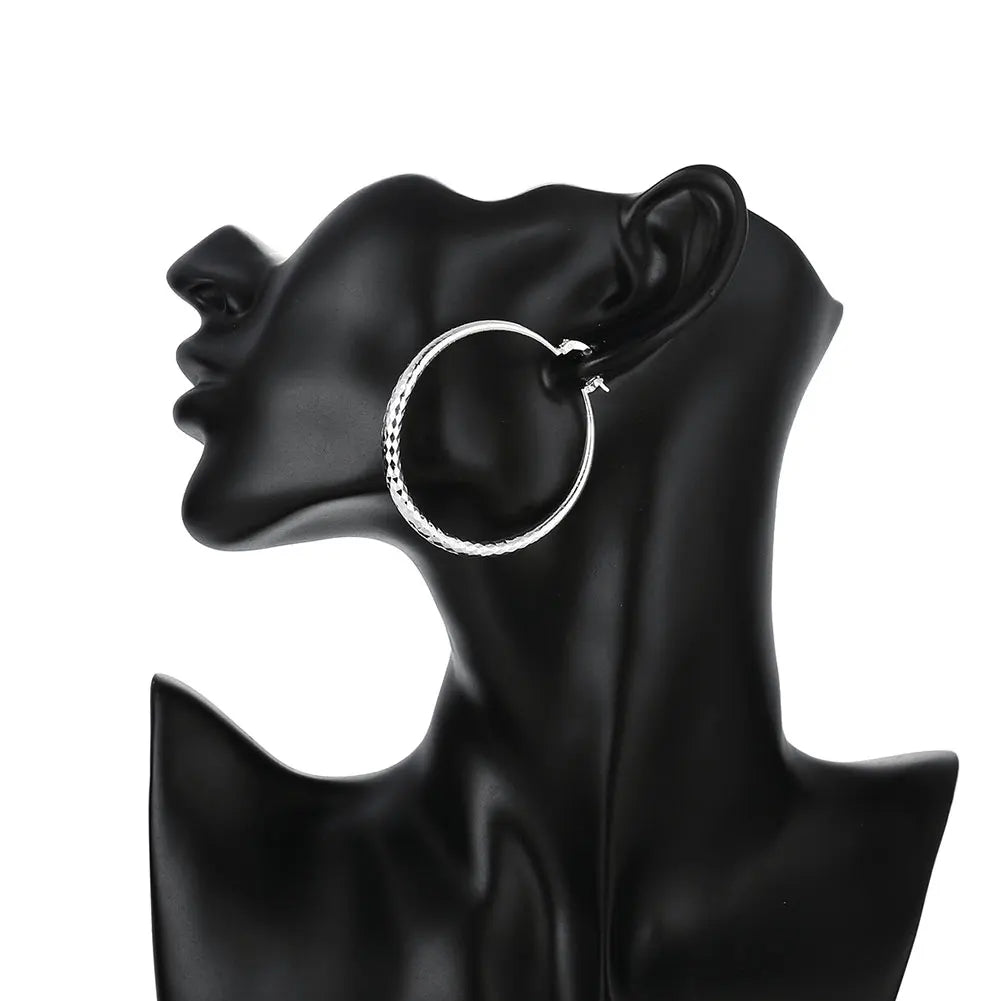 Boucles d'oreilles en argent sterling Danoir Paris avec design élégant, visibles en gros plan sur fond blanc.