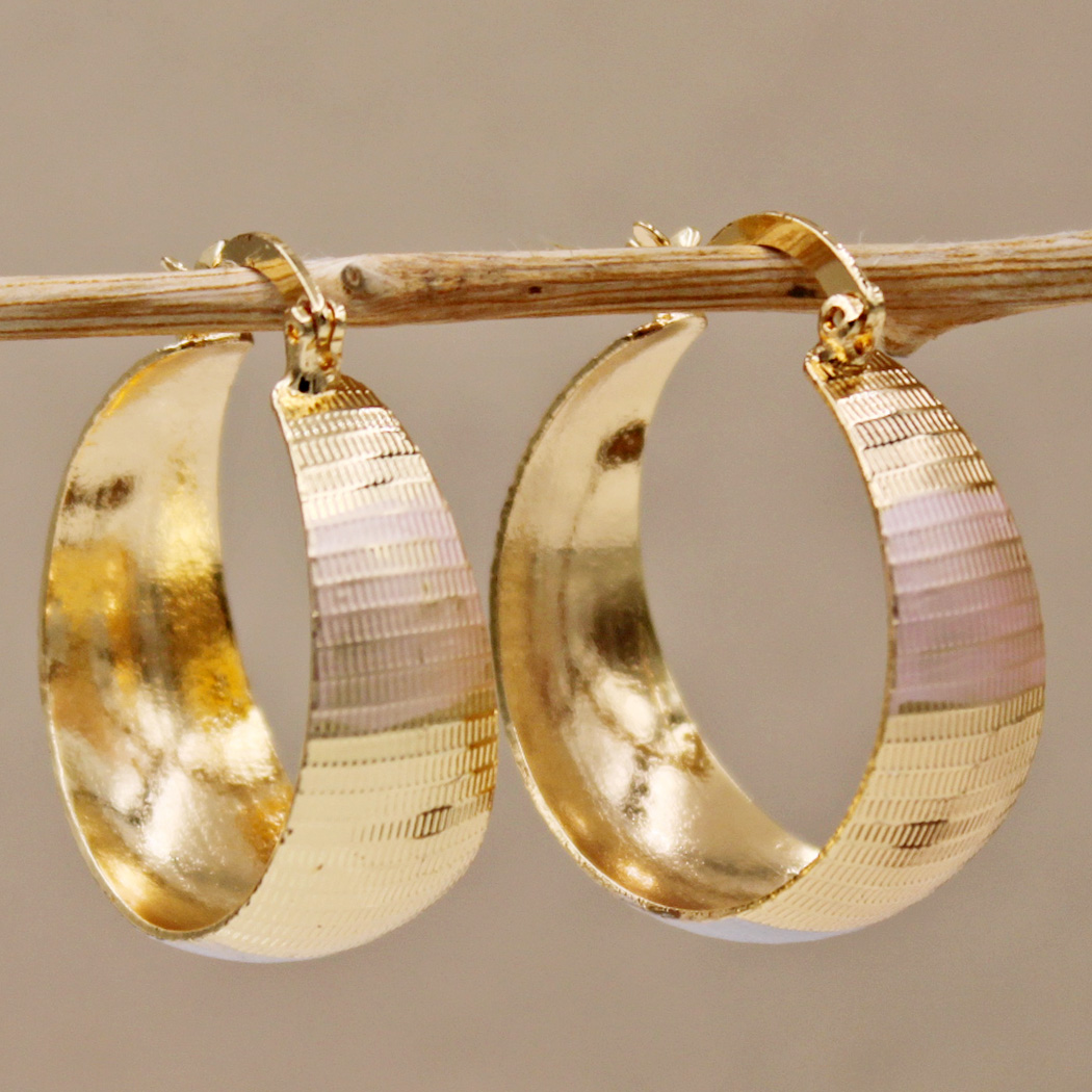 Boucles d'oreilles en or de luxe Danoir Paris avec design raffiné et détails élégants, vues de face sur fond blanc.