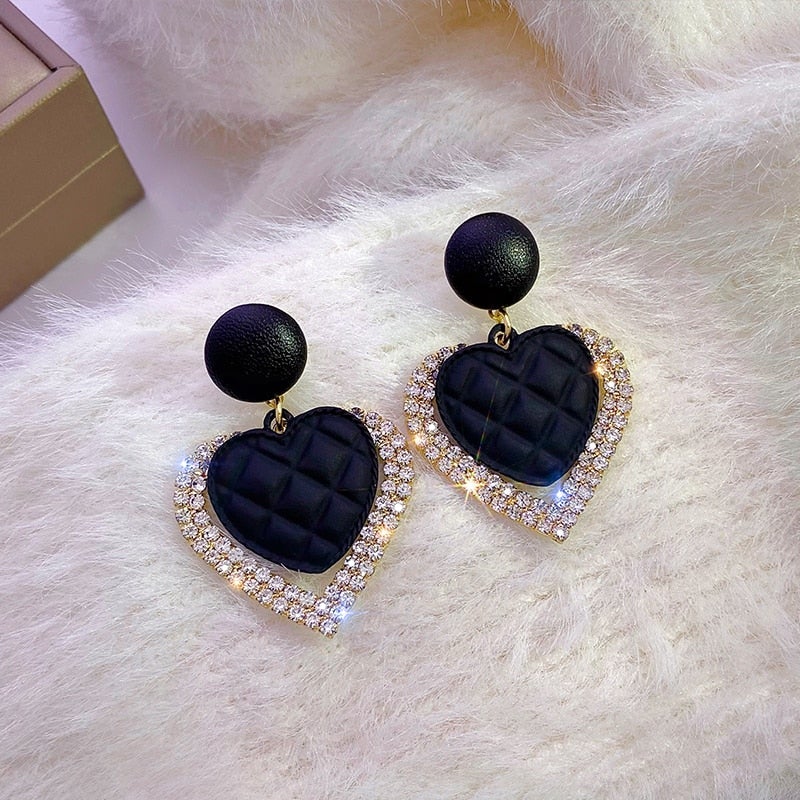 Boucles d'oreilles en or noir en forme de cœur de la marque Danoir Paris, avec design élégant et finitions raffinées.