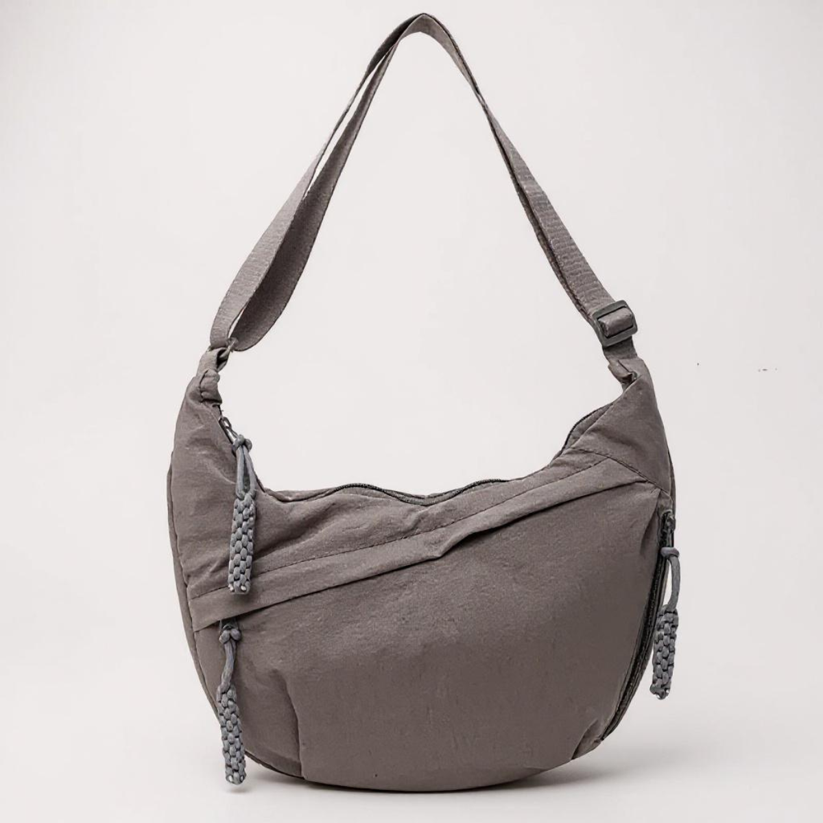 Sac à épaules gris Chiara de Danoir Paris, en cuir avec détails élégants, porté sur l'épaule.