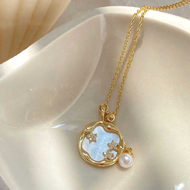 Collier en or Danoir Paris avec pierre de lune et perle, montrant le pendentif élégant suspendu à une chaîne fine.