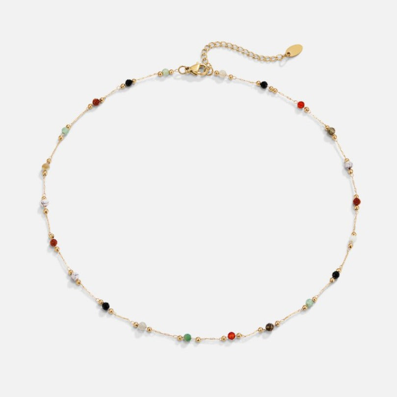 Collier minimaliste avec pierre de Danoir Paris, chaîne fine avec pendentif en pierre colorée, sur fond blanc.