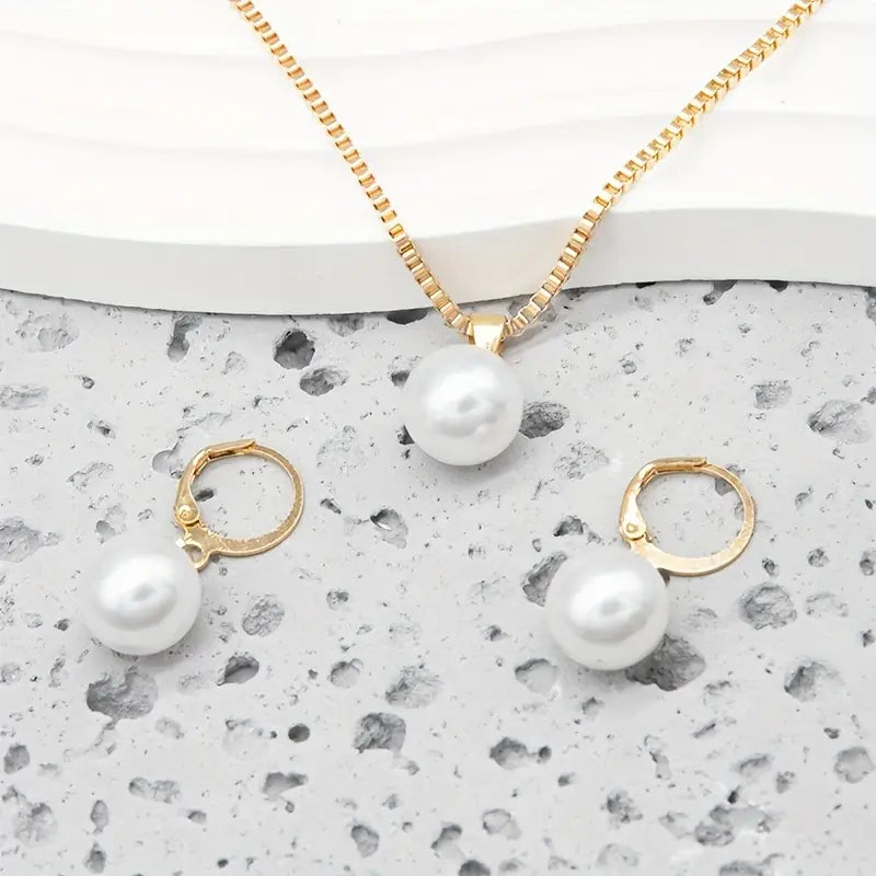 Ensemble de colliers et boucles d'oreilles en perles élégantes et sophistiquées de Danoir Paris, parfaits pour une tenue chic.