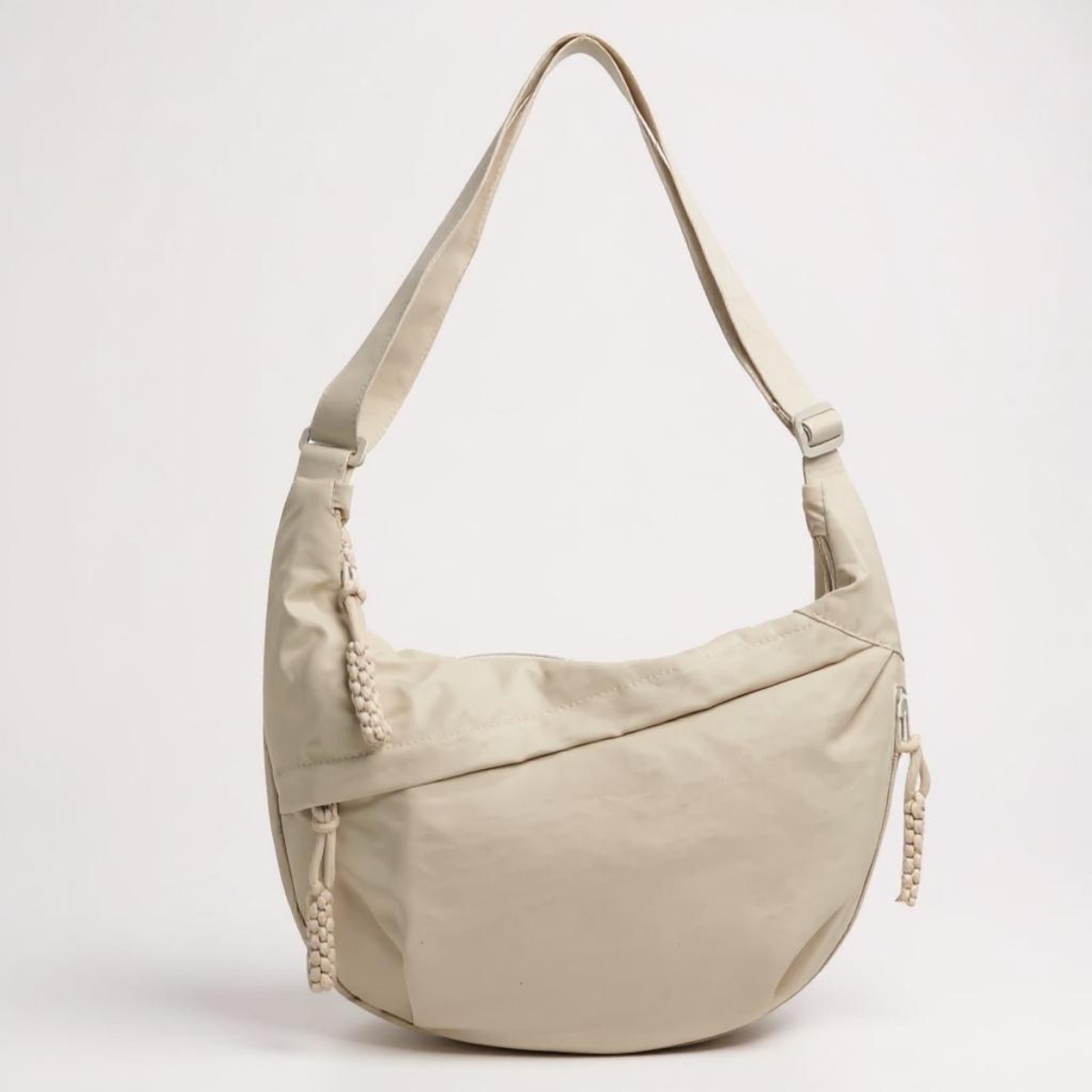 Sac à main Danoir Paris Elena en beige, sac à bandoulière élégant avec détails modernes, vue de face.
